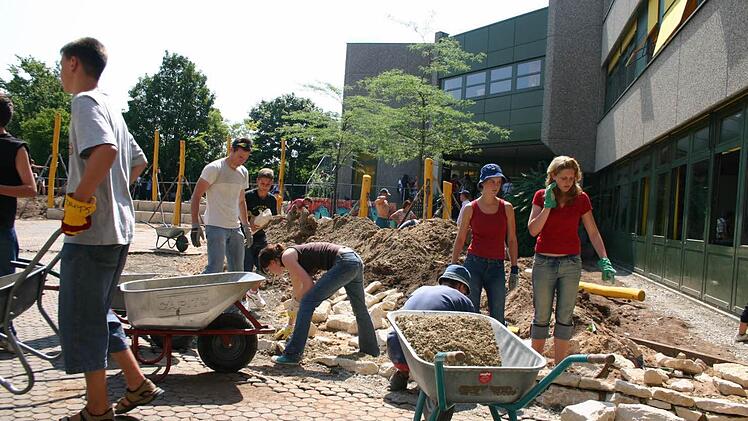 2005 begann die Neugestaltung des Schulhofs. Auch viele Schüler schwitzten bei der Arbeit. Die hat sich gelohnt: Das Herzogenauracher Gymnasium wurde prämiert. Foto: FT-Archiv