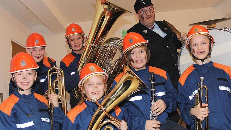 Einfach cool, die neue "Altnei-Ebelsbacher-Feierwehrkappeln" mit (hinten, von links) Lorenz, Jakob, Dirigent Markus Reinwand sowie (vorne, von links) Moritz, Jella, Johann und Franz