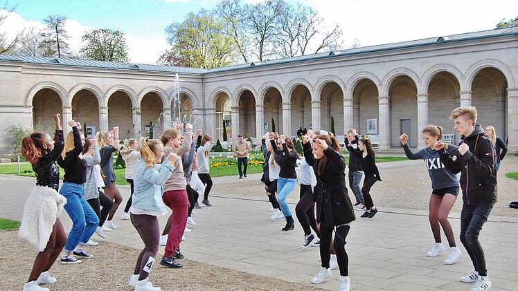 In und um den Regentenbau sah man junge Tänzer für ihren Wettbewerbsauftritt auf der großen Bühne üben. Foto: S. v. Dobschütz