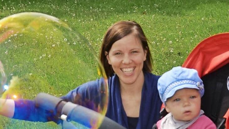 Christina Miller besucht mit ihrer Tochter den Aktivspielplatz.  Foto: Peter Rauch/Archiv