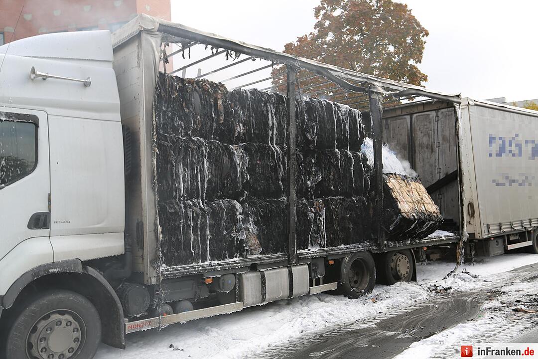 Papierladung geht in Flammen auf - Brennender Lkw in Hof