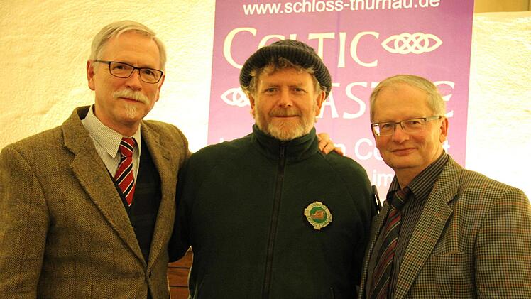 Sänger Tim Browne (Mitte) mit den beiden Fotokünstlern Günter Karittke und Hans Hager (rechts)