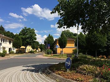 Eine Sackgasse mit Offiziershäusern des Standorts  steht beispielhaft für die hohe Qualität der Bebauung und die gute Durchgrünung. p