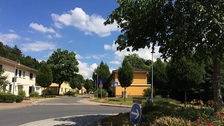 Eine Sackgasse mit Offiziershäusern des Standorts  steht beispielhaft für die hohe Qualität der Bebauung und die gute Durchgrünung. p