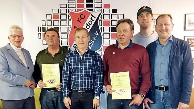 Bei der Ehrung (von links): Dritte B&uuml;rgermeisterin Allmut Schuhmann, Bernhard Gack (50 Jahre), Baptist Fischer (40 Jahre), Gerhard Stark (50 Jahre), Sebastian Firnschild (25 Jahre) und FCB-Vorsitzender Wolfgang Krau&szlig;. Es fehlt Michael G&ouml;hl (40 Jahre). Foto: Stefan Deuerling