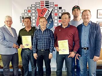 Bei der Ehrung (von links): Dritte B&uuml;rgermeisterin Allmut Schuhmann, Bernhard Gack (50 Jahre), Baptist Fischer (40 Jahre), Gerhard Stark (50 Jahre), Sebastian Firnschild (25 Jahre) und FCB-Vorsitzender Wolfgang Krau&szlig;. Es fehlt Michael G&ouml;hl (40 Jahre). Foto: Stefan Deuerling