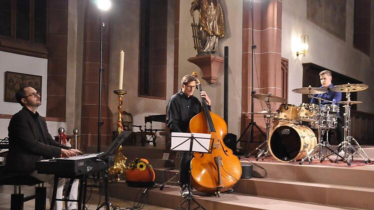 Christoph Stibor und Wolfgang Kriener begleiten Raphael Stibor (von links) bei seinem Drumset-Solo.Peter Klopf