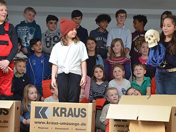 Hamlet? Nein, die Schulspielgruppe führt vor, was beim Umzug einer ganzen Schule so alles zu Tage treten kann.Rainer Lutz