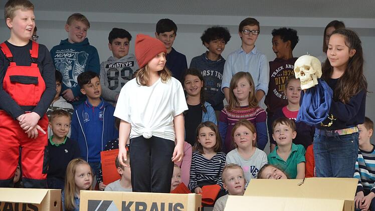 Hamlet? Nein, die Schulspielgruppe führt vor, was beim Umzug einer ganzen Schule so alles zu Tage treten kann.Rainer Lutz