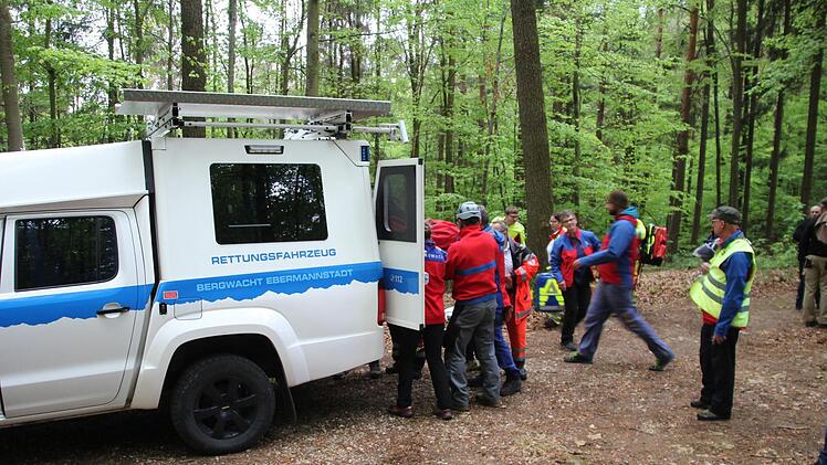 Mit dem Allrad-Fahrzeug kommen sie auch im Wald nahe zum Unfallort. Foto: Ronald Heck