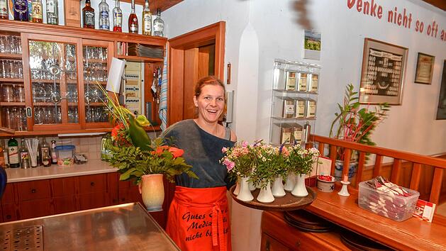 Vor dem Auftritt auf der hofeigenen Bühne erledigt Wirtin Claudia Raab immer noch eine ganze Reihe anderer anfallender Arbeiten im der Stappenbacher  Gaststätte "Zum Wirt". Foto: Ronald Rinklef