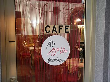 Das Schild am Café Lehmann verweist auf die neuen Schließzeiten.  Manche Geschäfte öffnen gar nicht mehr. Thomas Malz