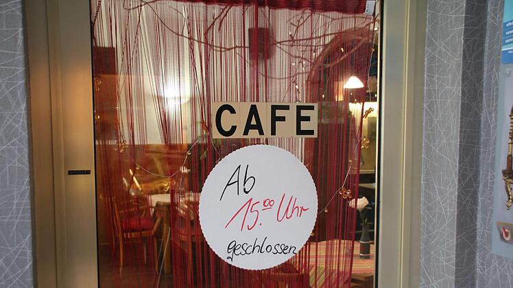 Das Schild am Café Lehmann verweist auf die neuen Schließzeiten.  Manche Geschäfte öffnen gar nicht mehr. Thomas Malz