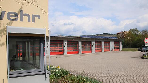 Die bisherigen Tore des Hammelburger Feuerwehrhauses machen Probleme und sollen erneuert werden.