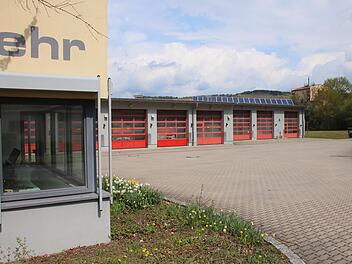 Die bisherigen Tore des Hammelburger Feuerwehrhauses machen Probleme und sollen erneuert werden.