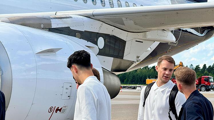 Flughafen Nürnberg: Abflug für Nationalelf - Public-Viewing-Bereich im Aufbau