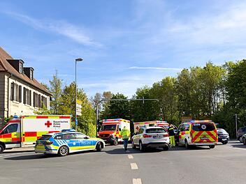 Crash an Kreuzung in Bayreuth: Vier Personen verletzt - darunter zwei Kinder