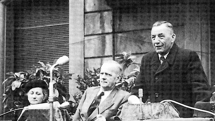 Bilder aus der Geschichte des SPD-Ortsvereins: Der legendäre  SPD-Vorsitzende Kurt Schumacher (Mitte) spricht am 7. Mai 1950 vor mehreren tausend Zuhörern  auf dem Kulmbacher Marktplatz. Links  Margarete Schönauer, die Witwe des kurz zuvor verstorbenen SPD-Bundestagsabgeordneten  Friedrich Schönauer,  rechts der damalige SPD-Ortsvereinsvorsitzende Theo Carl.