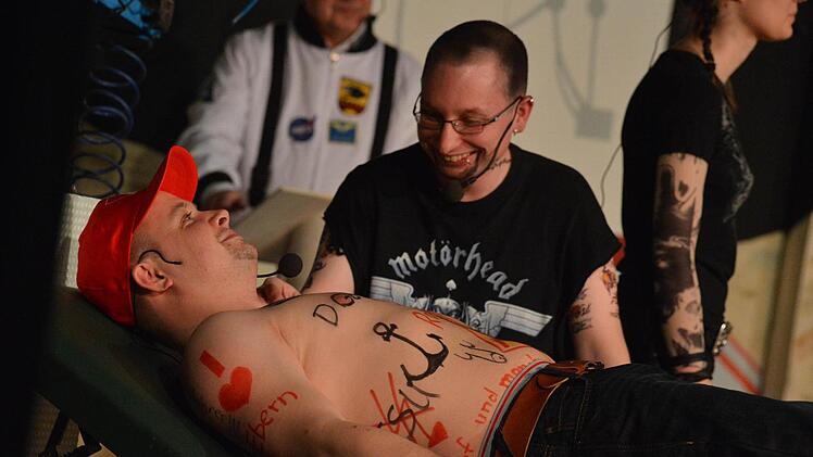 Ein Bürgermeister-Aspirant als Litfass-Säule: "Gustav" Baiersdorfer gab den Hennemann.