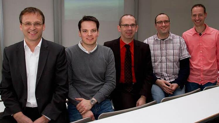 Freuen sich auf das Projekt (von links): Hochschulpräsident Michael Pötzl, Lehrer Tillmann Leibing, Schulleiter Bernd Jakob und die beiden Projektleiter Martin Holzhaus und Oliver Völker.  Foto: Florian Hecky