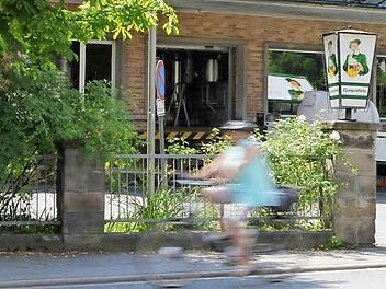Das wird in Zukunft nicht mehr die einzige Aus- und Einfahrt auf das Gelände der Gampert-Bräu an der Bundesstraße 85 in Weißenbrunn sein. Fotos: Jan Koch