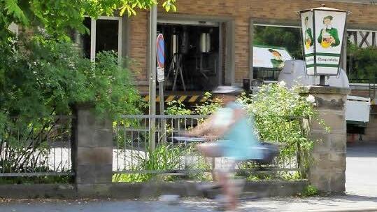 Das wird in Zukunft nicht mehr die einzige Aus- und Einfahrt auf das Gelände der Gampert-Bräu an der Bundesstraße 85 in Weißenbrunn sein. Fotos: Jan Koch