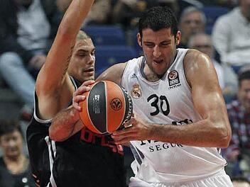 Maik Zirbes (links), Bambergs Center,im Duell mit dem griechischen Real-Spieler Ioannis Bourousis. Foto: dpa