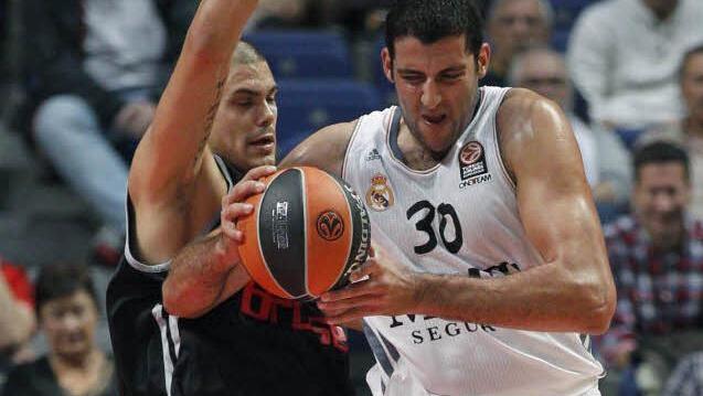 Maik Zirbes (links), Bambergs Center,im Duell mit dem griechischen Real-Spieler Ioannis Bourousis. Foto: dpa