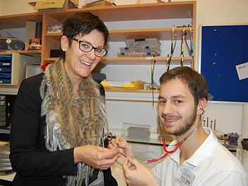 Ein Blick in die Werkstatt von Hörgeräte Geuter: Jessica Heß und Auszubildender Johannes Grzeszyk inspizieren ein Hörgerät. Foto: Oliver Schmidt