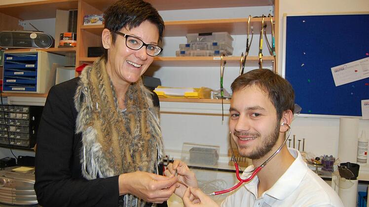 Ein Blick in die Werkstatt von Hörgeräte Geuter: Jessica Heß und Auszubildender Johannes Grzeszyk inspizieren ein Hörgerät. Foto: Oliver Schmidt