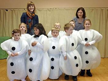Mit dem "kleinen dicken Schneemann" erfreuten die Kinder der musikalischen Früherziehung (Hanna Friedel, Katharina Förtsch, Enya Löffler, Roberta Albrecht, Collin Ritter, Valentin Seitz, Georg Fröba und Sina Eichenberg) zusammen mit den Ausbilderinnen Miriam Baierlipp (links) und Julia Fischer.  Foto: Gerd Fleischmann