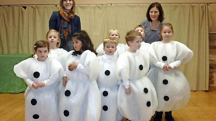 Mit dem "kleinen dicken Schneemann" erfreuten die Kinder der musikalischen Früherziehung (Hanna Friedel, Katharina Förtsch, Enya Löffler, Roberta Albrecht, Collin Ritter, Valentin Seitz, Georg Fröba und Sina Eichenberg) zusammen mit den Ausbilderinnen Miriam Baierlipp (links) und Julia Fischer.  Foto: Gerd Fleischmann