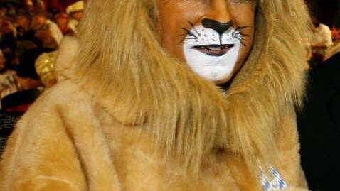 Günter Beckstein (2006) als Löwe verkleidet. Foto: Daniel Karmann, dpa