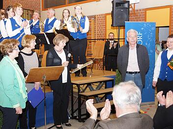 Manfred Meixner (Zweiter von rechts) bekam die Urkunde von der Vorsitzenden des Kreisverbands Bamberg des Nordbayerischen Musikbundes, Angelika Becher ( Dritte von links). Foto: Johannes Michel