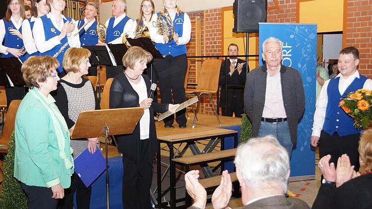 Manfred Meixner (Zweiter von rechts) bekam die Urkunde von der Vorsitzenden des Kreisverbands Bamberg des Nordbayerischen Musikbundes, Angelika Becher ( Dritte von links). Foto: Johannes Michel