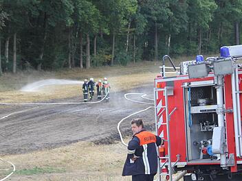 Auf ein bis zwei Hektar Fläche brannte der Acker. Die Feuerwehr bekämpfte das Feuer erfolgreich. Es griff zum Glück nicht auf das Wäldchen über. Foto: Klaus Schmitt