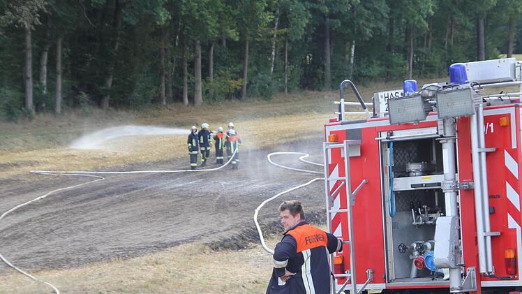 Auf ein bis zwei Hektar Fläche brannte der Acker. Die Feuerwehr bekämpfte das Feuer erfolgreich. Es griff zum Glück nicht auf das Wäldchen über. Foto: Klaus Schmitt