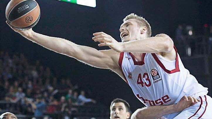 Der Bamberger Center Leon Radosevic lässt sich von diesem Schlag in die Magengrube nicht am Korbwurf hindern. Der Kroate dürfte das fehlende Puzzleteil im Brose-Team sein, mit dem die Franken auch unter den besten 16 Mannschaften Europas für Furore sorgen könnten.  Foto: Tolga Bozoglu/dpa