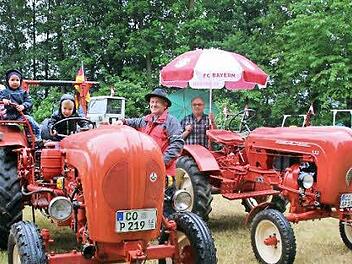 Beim Eicher-Treffen in Krumbach waren auch einige rote Porsche-Bulldogs vertreten. Foto: Bettina Knauth
