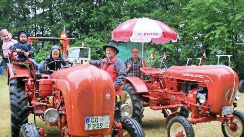 Beim Eicher-Treffen in Krumbach waren auch einige rote Porsche-Bulldogs vertreten. Foto: Bettina Knauth