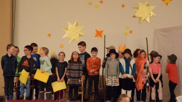 Jede Klasse beteiligte sich an der Weihnachtsfeier der Grundschule Schondratal.Horst Conze