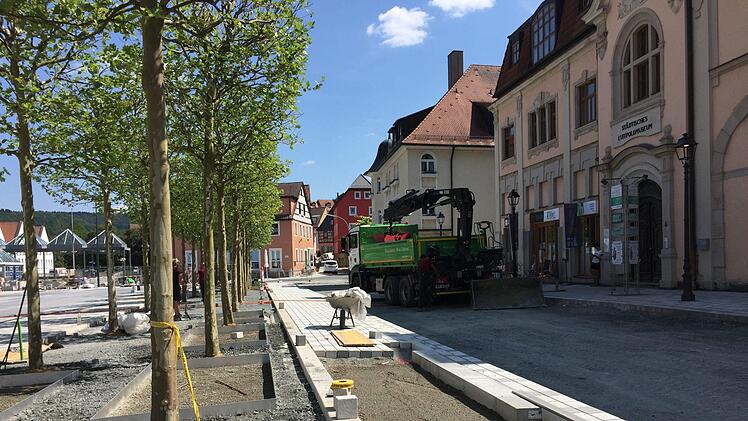 Rund um die Baum-Arkaden an der Grabenstra&szlig;e wird gepflastert.Foto: Stadt Kulmbach
