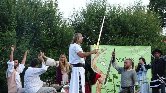 Artus schlägt Lancelot zum Ritter. Foto: Norbert Neugebauer