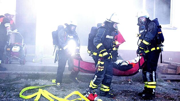 Von den Mitgliedern des Atemschutzes konnte die vermisste Person schnell aus dem brennenden Gebäude befreit werden. Foto: Dieter Radziej