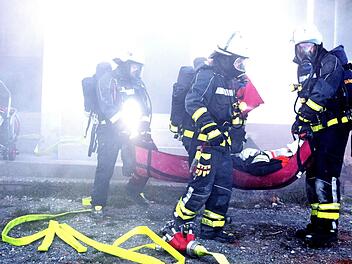 Von den Mitgliedern des Atemschutzes konnte die vermisste Person schnell aus dem brennenden Gebäude befreit werden. Foto: Dieter Radziej