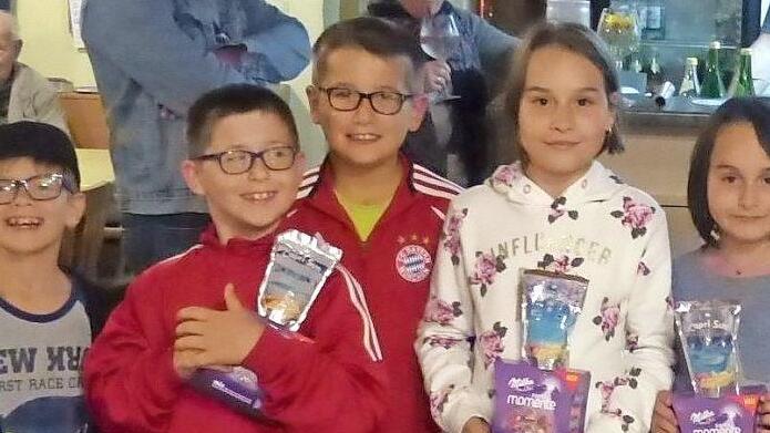 Bei den Kindern setzte sich bei der Eichelberger Dosenbüchsen-Meisterschaft Manuel Hartmann (Zweiter von links) vor Emilia Rauscher (rechts) und Xenia Rauscher (Zweite von rechts) durch.  Fotos: di