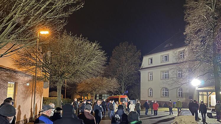 Die Feuerwehr Garitz sorgte für die Beleuchtung bei der Bürgerversammlung im Freien.