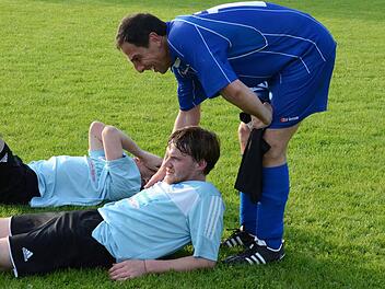 Es geht weiter: Wirmsthals Stefan Scheuring beim Aufbau-Programm für den Poppenrother Dominik Kröckel. Foto: Jürgen Schmitt