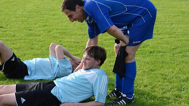 Es geht weiter: Wirmsthals Stefan Scheuring beim Aufbau-Programm für den Poppenrother Dominik Kröckel. Foto: Jürgen Schmitt