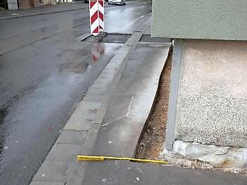 Udo Dreher hat nachgemessen: Fußgängern bleiben an der engsten Stelle nur knapp 50 Zentimeter, um sich zwischen dem Haus und der Fahrbahn durchzuquetschen.